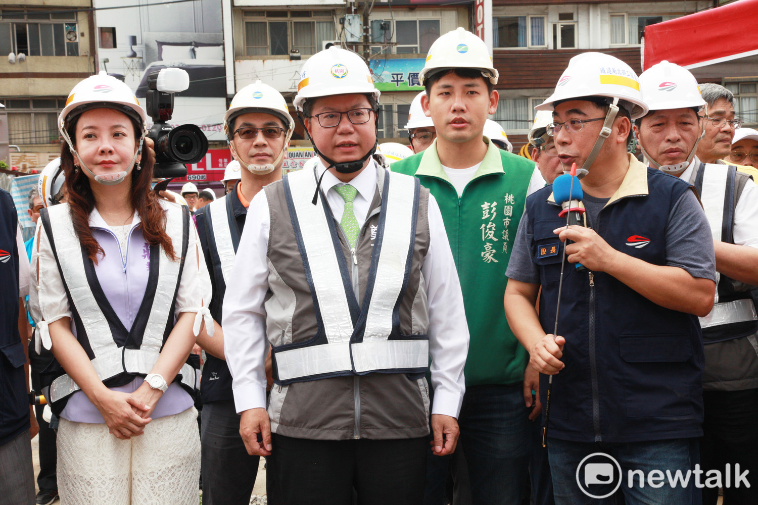 桃園市長鄭文燦上午到中壢後站視察火車站臨時站工程進度。 圖:林昀真/攝 桃園市長鄭文燦上午到中壢後站視察火車站臨時站工程進度。 圖:林昀真/攝