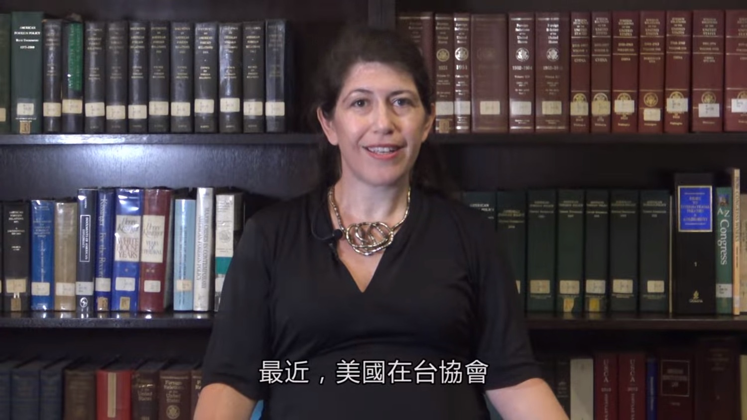今天美國在臺協會(AIT)上傳了一則影片,「不是每個謠言或謊言都值得回應」,美國在臺協會發言人孟雨荷在影片中說了這句話,他表示,AIT會根據謠言的散播程度來衡量是否要做出回應,阻止假新聞的傳播。 圖:翻攝自美國在台協會臉書 今天美國在臺協會(AIT)上傳了一則影片,「不是每個謠言或謊言都值得回應」,美國在臺協會發言人孟雨荷在影片中說了這句話,他表示,AIT會根據謠言的散播程度來衡量是否要做出回應,阻止假新聞的傳播。 圖:翻攝自美國在台協會臉書