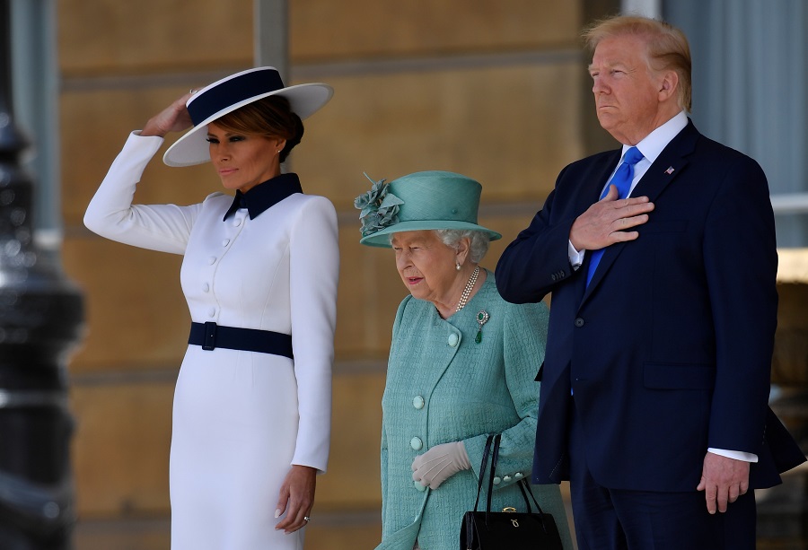 美國總統川普與夫人梅蘭妮亞(Melania)與英女王在宮前聆聽美國國歌。 圖:達志影像/路透社 美國總統川普與夫人梅蘭妮亞(Melania)與英女王在宮前聆聽美國國歌。 圖:達志影像/路透社
