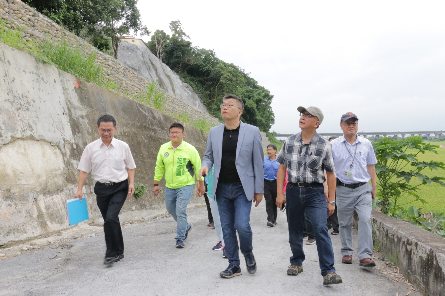 蔡其昌率相關單位人員到外埔鐵山里下鐵山段會勘。 蔡其昌辦公室/提供 蔡其昌率相關單位人員到外埔鐵山里下鐵山段會勘。 蔡其昌辦公室/提供