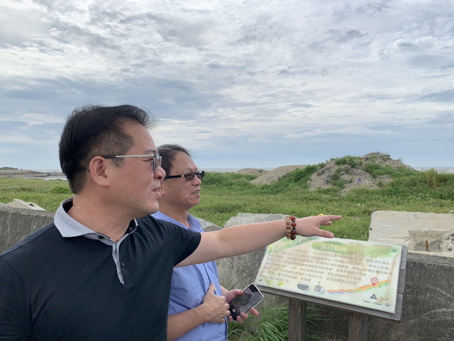 環保署督察總隊長李健育由市府環保局長呂理德陪同,前往新街溪出海口了解垃圾散布情形,討論後續處理方式。 圖:桃園市政府環保局/提供 環保署督察總隊長李健育由市府環保局長呂理德陪同,前往新街溪出海口了解垃圾散布情形,討論後續處理方式。 圖:桃園市政府環保局/提供