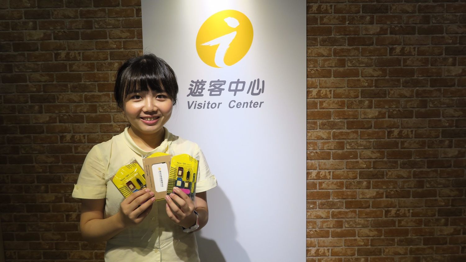 慶祝西門紅樓遊客中心開幕,即日起至6月9日止,現場提供前50名諮詢旅客小贈品。 圖:台北觀傳局/提供 慶祝西門紅樓遊客中心開幕,即日起至6月9日止,現場提供前50名諮詢旅客小贈品。 圖:台北觀傳局/提供