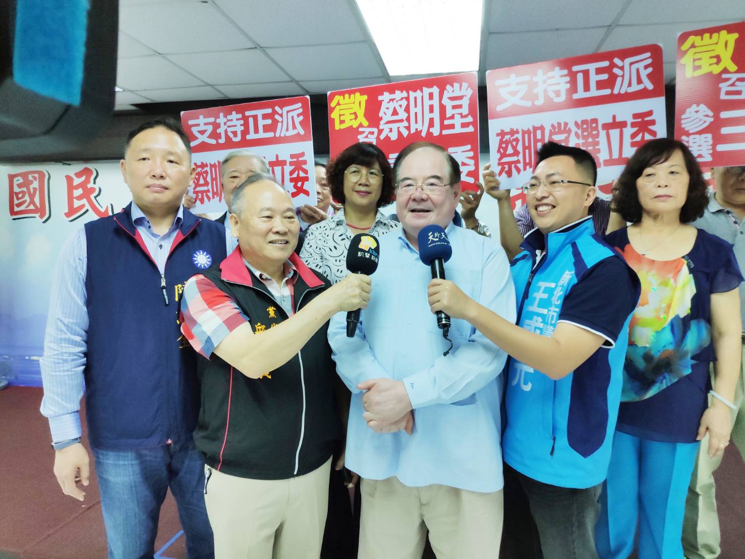 國民黨新北市黨部主委李乾龍允諾會向黨中央轉達徵召蔡明堂,並表達他希望蔡明堂勇於承擔、參選三重立委。 圖:國民黨新北市黨部提供 國民黨新北市黨部主委李乾龍允諾會向黨中央轉達徵召蔡明堂,並表達他希望蔡明堂勇於承擔、參選三重立委。 圖:國民黨新北市黨部提供