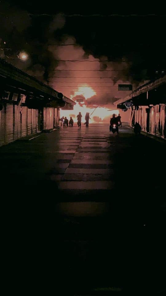 花蓮東大門夜市火警案,花蓮縣消防局及花蓮警分局各自說明調查進度,結論一致認為「排除人為縱火」。 圖:翻攝鋼鐵俠徐正文臉書 花蓮東大門夜市火警案,花蓮縣消防局及花蓮警分局各自說明調查進度,結論一致認為「排除人為縱火」。 圖:翻攝鋼鐵俠徐正文臉書