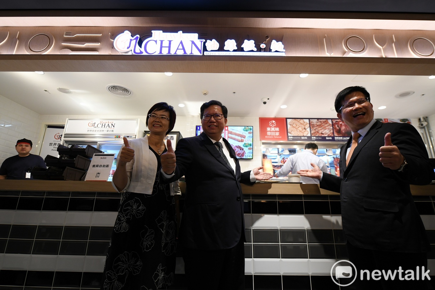 新開幕的美食廣場引進 21家品牌進駐,營業時間為早上6時到晚上11時,但也有1/4店家24小時營業,搭乘紅眼班機的旅客,也可以在半夜享受美食。 圖:林昀真/攝 新開幕的美食廣場引進 21家品牌進駐,營業時間為早上6時到晚上11時,但也有1/4店家24小時營業,搭乘紅眼班機的旅客,也可以在半夜享受美食。 圖:林昀真/攝