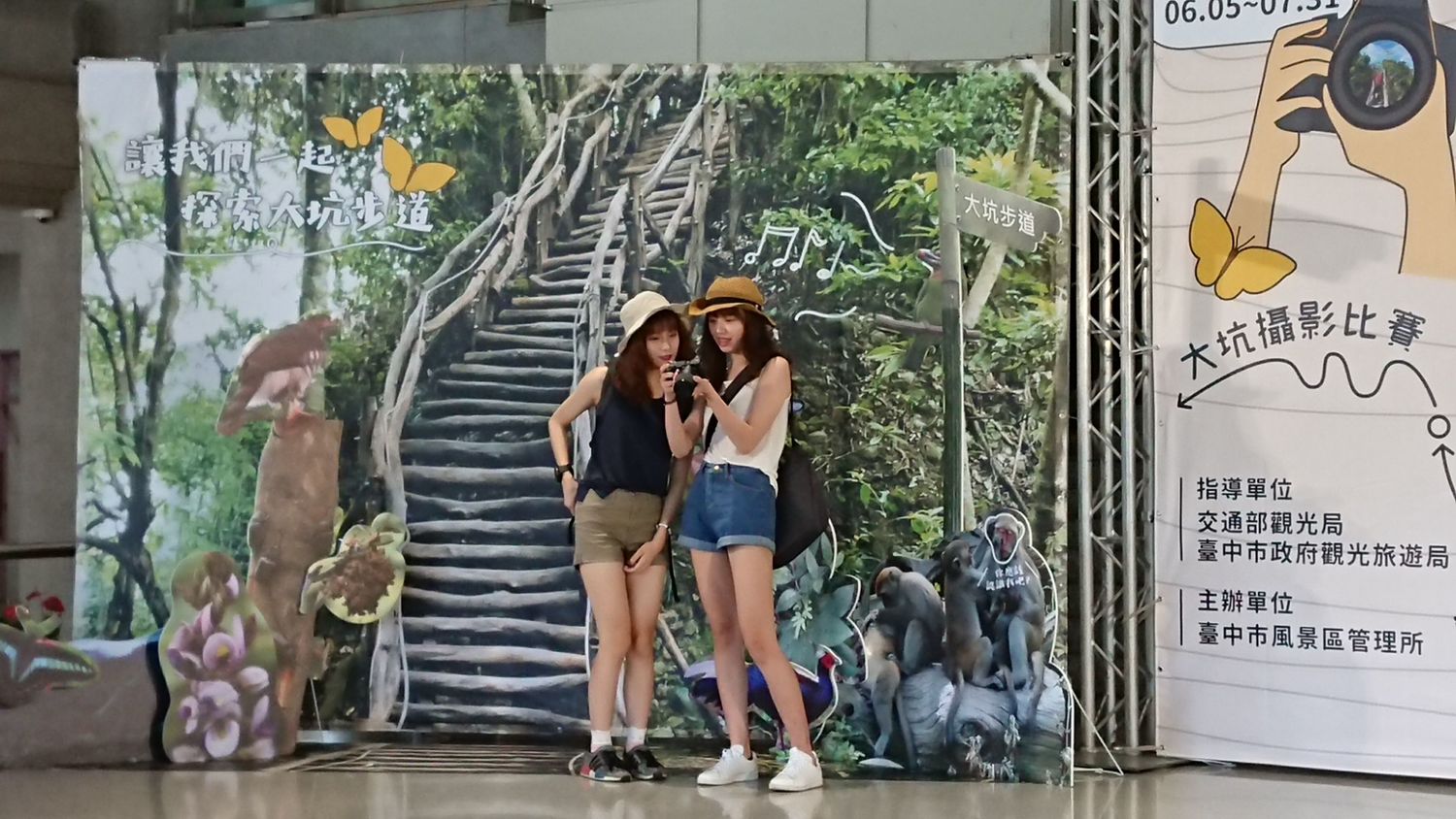 年輕美眉帶領大家遊大坑。 圖 : 台中市觀旅局/提供 年輕美眉帶領大家遊大坑。 圖 : 台中市觀旅局/提供
