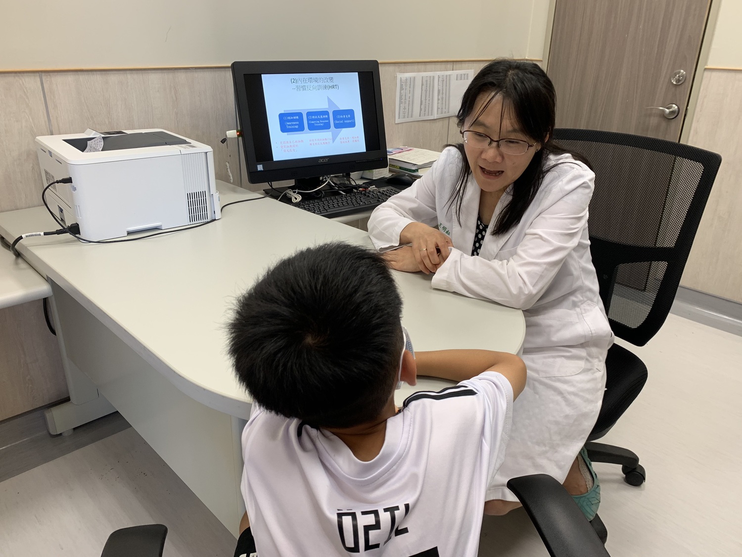 透過身心醫學科主任王明鈺(右)習慣反向訓練,11歲陳小弟弟(左)學會了跟妥瑞氏和平相處。 圖/中醫大新竹附醫提供 透過身心醫學科主任王明鈺(右)習慣反向訓練,11歲陳小弟弟(左)學會了跟妥瑞氏和平相處。 圖/中醫大新竹附醫提供