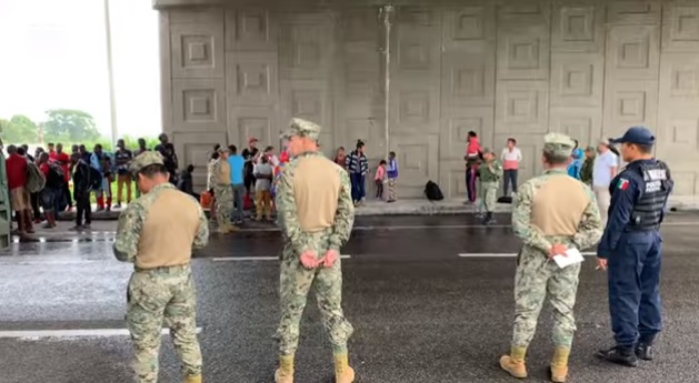 墨西哥當局加強人手,在靠近瓜地馬拉的邊境城市塔帕丘拉高速公路進行攔路檢查,封鎖拉美移民前進美國之路。 圖:翻攝自YouTube/Grupo REFORMA 墨西哥當局加強人手,在靠近瓜地馬拉的邊境城市塔帕丘拉高速公路進行攔路檢查,封鎖拉美移民前進美國之路。 圖:翻攝自YouTube/Grupo REFORMA