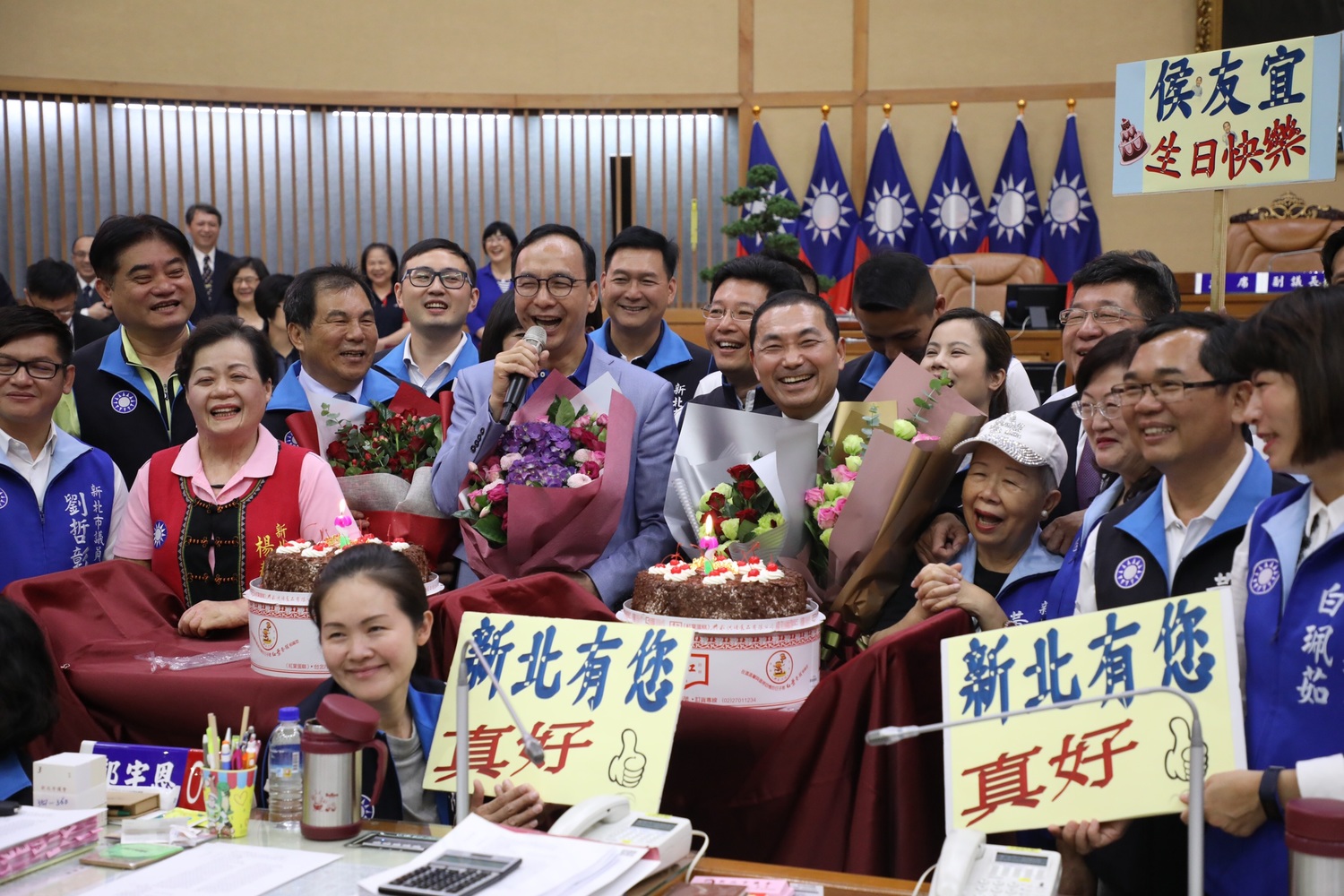 新北市議會國民黨黨團今天邀請前市長朱立倫回娘家,為同一天生日的朱立倫和現任市長侯友宜一起提前慶生。 圖:朱立倫辦公室/提供 新北市議會國民黨黨團今天邀請前市長朱立倫回娘家,為同一天生日的朱立倫和現任市長侯友宜一起提前慶生。 圖:朱立倫辦公室/提供