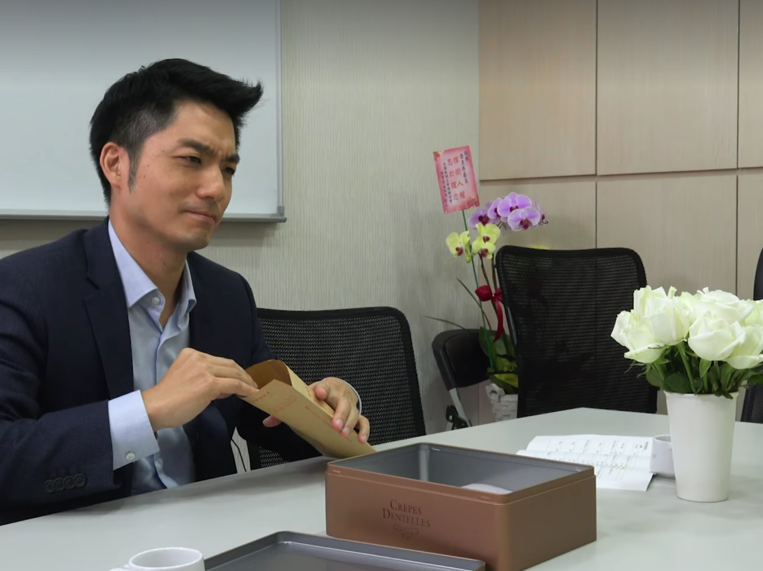 國民黨立委蔣萬安和同黨立委李彥秀在臉書粉絲頁po出一段短片,大玩日前「支持韓國瑜的都是比較沒理性的」失言梗。 圖:翻攝自李秀彥臉書 國民黨立委蔣萬安和同黨立委李彥秀在臉書粉絲頁po出一段短片,大玩日前「支持韓國瑜的都是比較沒理性的」失言梗。 圖:翻攝自李秀彥臉書