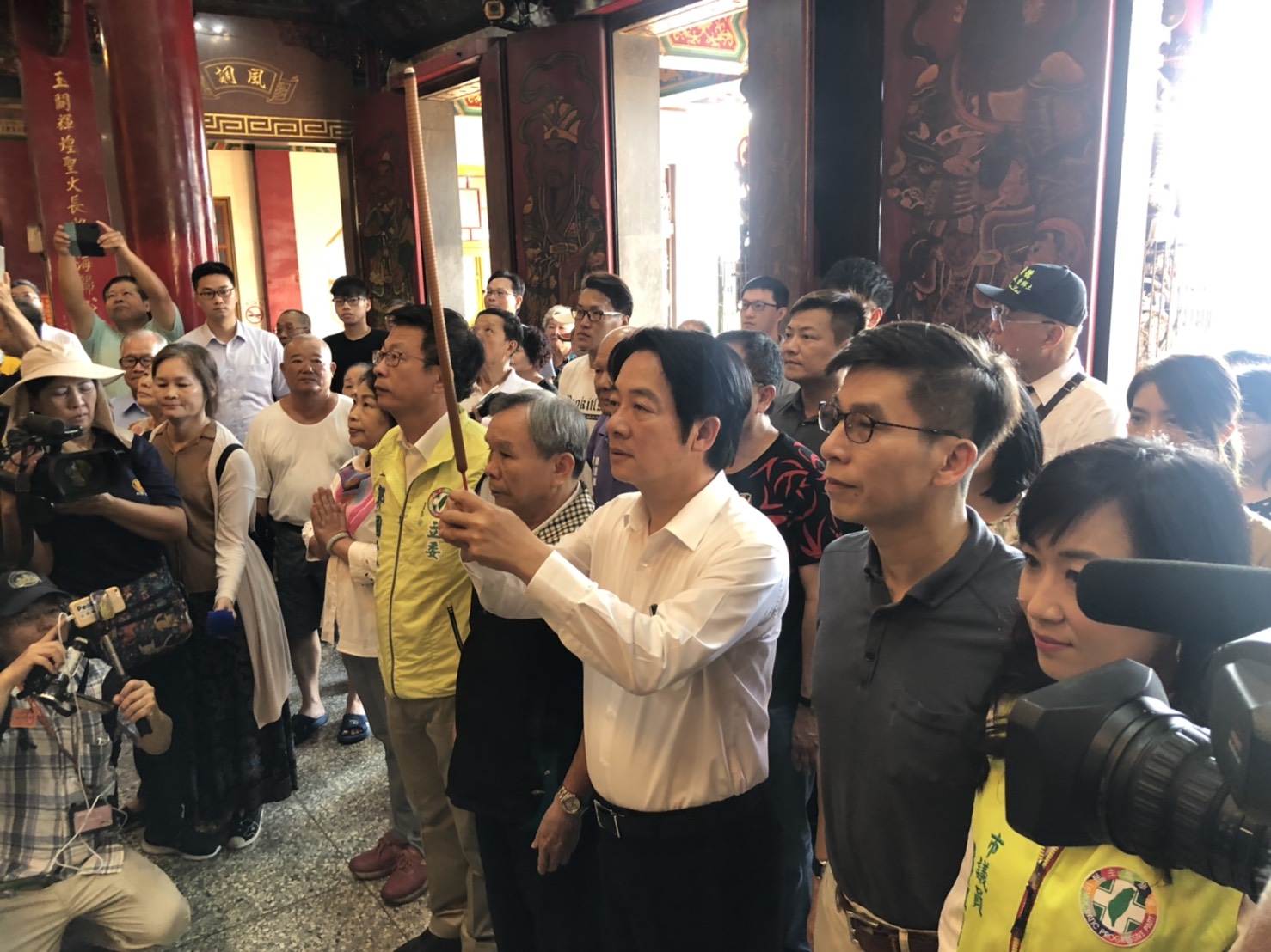 前行政院長賴清德便展開一連三天的「壯大台灣車隊遊行」,第一站造訪屏東玉皇宮。 圖:賴清德辦公室/提供 前行政院長賴清德便展開一連三天的「壯大台灣車隊遊行」,第一站造訪屏東玉皇宮。 圖:賴清德辦公室/提供