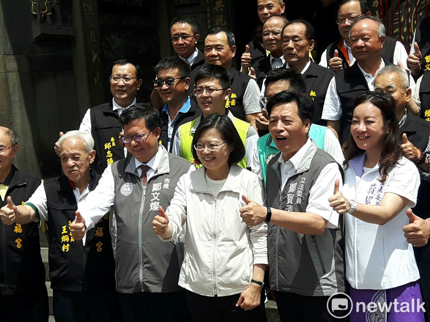 蔡英文今(9)日在桃園走訪4個行程,桃園市長鄭文燦也全程陪同。 圖:林昀真/攝 蔡英文今(9)日在桃園走訪4個行程,桃園市長鄭文燦也全程陪同。 圖:林昀真/攝