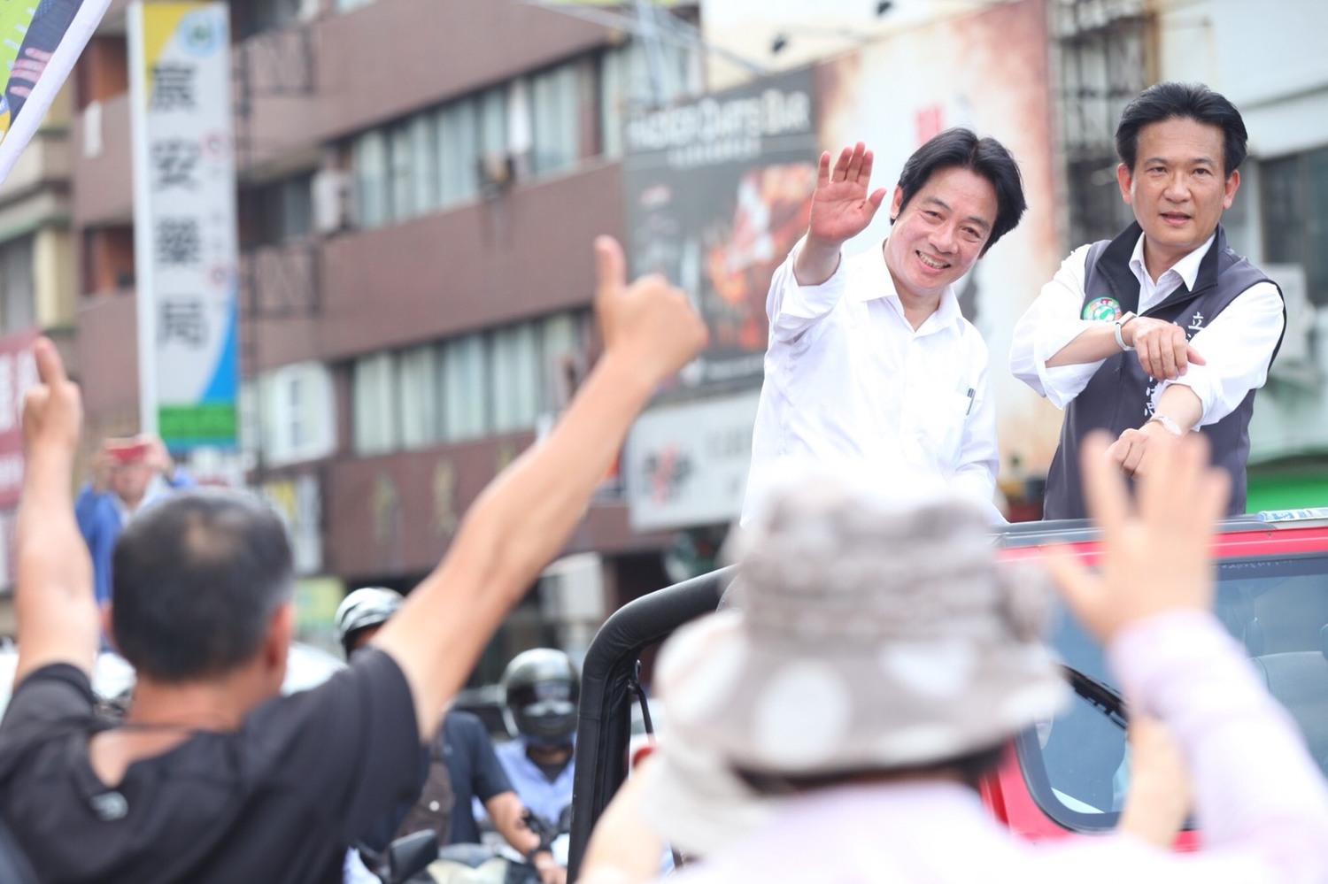 民進黨總統初選參選人賴清德今日領著「壯大台灣車隊遊行」從屏東出發,一路北上掃街到高雄、台南地區。 圖:賴清德競選辦公室提供 民進黨總統初選參選人賴清德今日領著「壯大台灣車隊遊行」從屏東出發,一路北上掃街到高雄、台南地區。 圖:賴清德競選辦公室提供