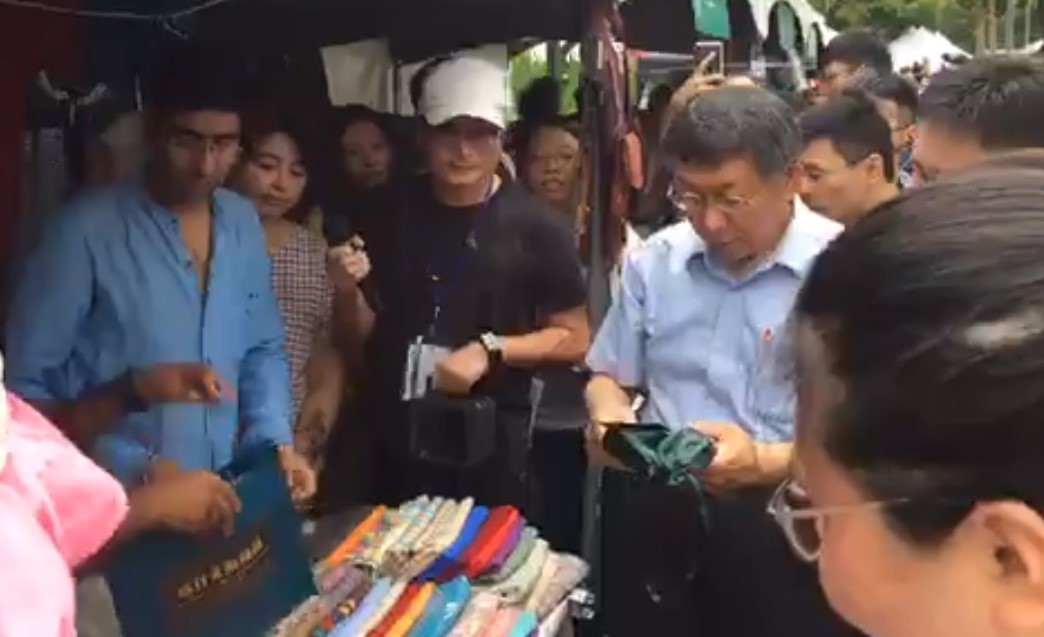 台北市長柯文哲今(9)日前往大安森林參加「2019台北開齋節暨穆斯林嘉年華」。 圖:翻攝自柯粉俱樂部 台北市長柯文哲今(9)日前往大安森林參加「2019台北開齋節暨穆斯林嘉年華」。 圖:翻攝自柯粉俱樂部