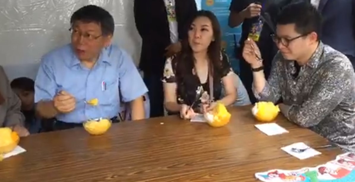 柯文哲除了到市集攤位上捧場外,還與網紅們坐下來品嚐經由穆斯林認證許可的芒果冰。 圖:翻攝自柯粉俱樂部 柯文哲除了到市集攤位上捧場外,還與網紅們坐下來品嚐經由穆斯林認證許可的芒果冰。 圖:翻攝自柯粉俱樂部