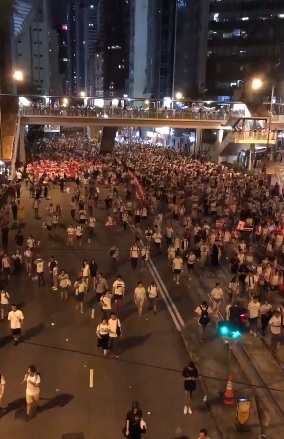 香港反送中大遊行9日晚間10時結束,人潮和平散去,但部分示威區出現警民衝突,傳有學生被抬離。 圖:翻攝自A Girl from HK推特 香港反送中大遊行9日晚間10時結束,人潮和平散去,但部分示威區出現警民衝突,傳有學生被抬離。 圖:翻攝自A Girl from HK推特