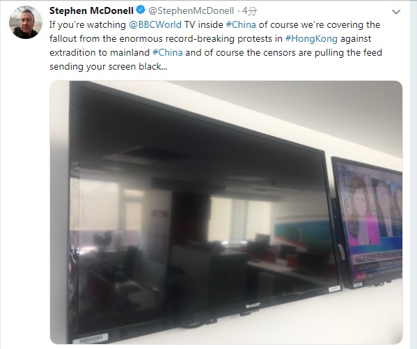 英國BBC駐中國記者麥笛文10日在推特表示,BBC大幅報導香港反送中遊行,在中國遭到蔽屏,螢幕一片黑。 圖:翻攝自麥笛文推特 英國BBC駐中國記者麥笛文10日在推特表示,BBC大幅報導香港反送中遊行,在中國遭到蔽屏,螢幕一片黑。 圖:翻攝自麥笛文推特