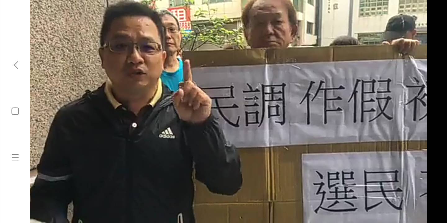 張顯耀服務處主任盧翊淮發表五項聲明。 圖:圖:翻攝張顯耀臉書直播 張顯耀服務處主任盧翊淮發表五項聲明。 圖:圖:翻攝張顯耀臉書直播