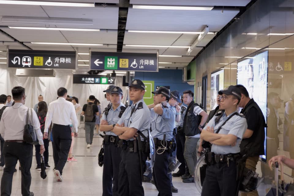 香港政府因應《逃犯條例》進行二讀,昨天調動大批警力提前部署。 圖:翻攝自香港工黨臉書 香港政府因應《逃犯條例》進行二讀,昨天調動大批警力提前部署。 圖:翻攝自香港工黨臉書