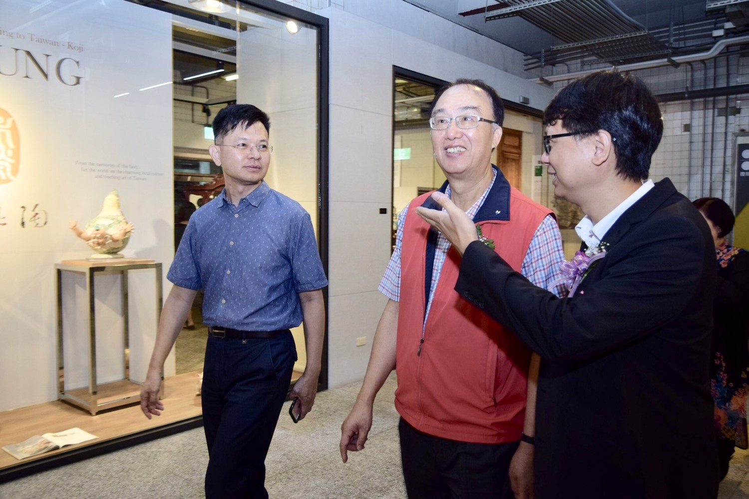 國立臺中科技大學商業設計系洪祺森主任為施國隆局長導覽展覽內容。 圖:文化部文化資產園區/提供 國立臺中科技大學商業設計系洪祺森主任為施國隆局長導覽展覽內容。 圖:文化部文化資產園區/提供