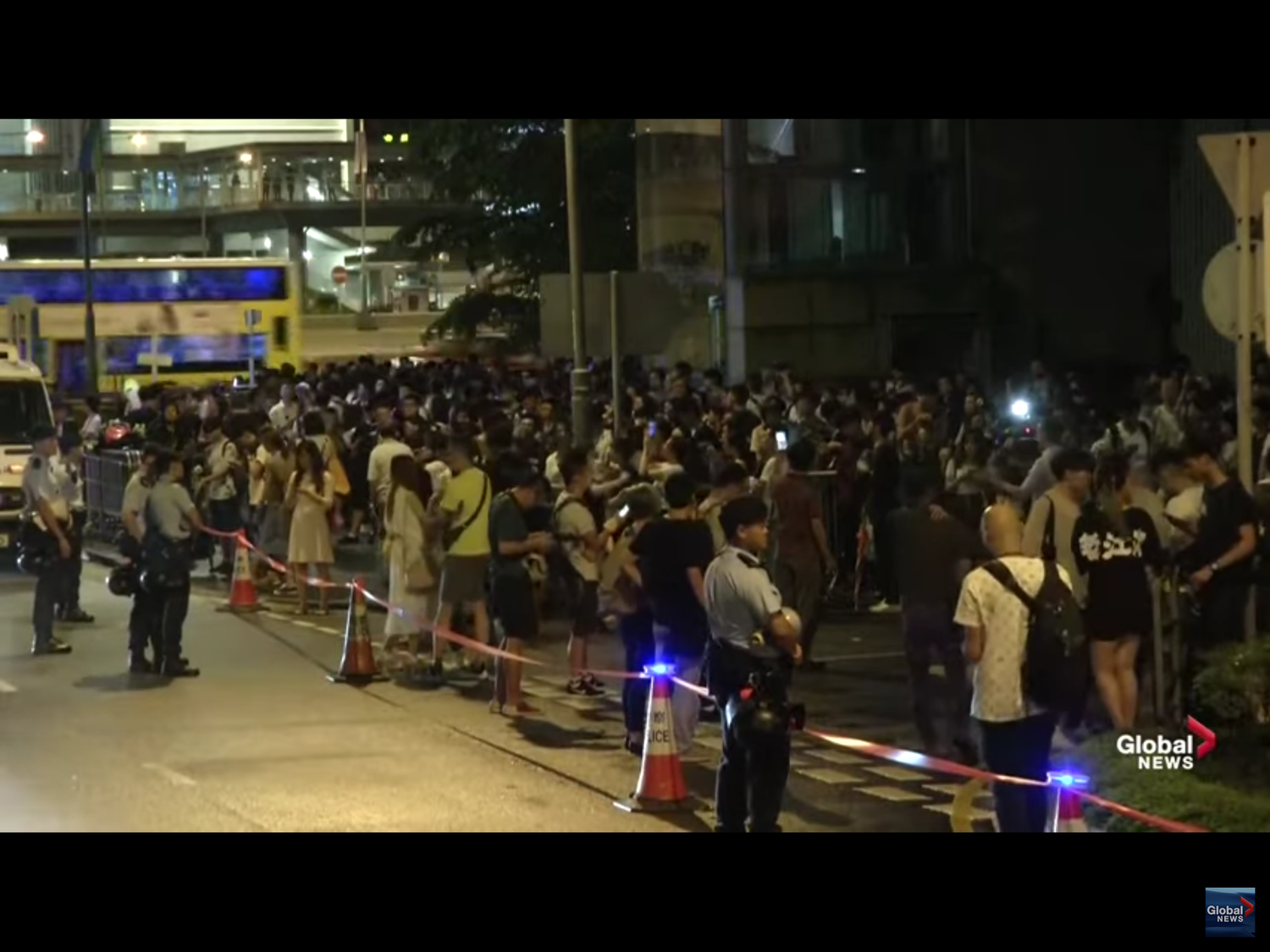 香港政府修訂《逃犯條例》引爆民怨,百萬市民湧上街頭抗議。該條例今(12)日二讀前夕,民陣呼籲市民今(12)日包圍立法會,迫使政府撤回草案,並發動下周一大罷課、罷工、罷市,直至周四表決。 圖:翻攝自Youtube 香港政府修訂《逃犯條例》引爆民怨,百萬市民湧上街頭抗議。該條例今(12)日二讀前夕,民陣呼籲市民今(12)日包圍立法會,迫使政府撤回草案,並發動下周一大罷課、罷工、罷市,直至周四表決。 圖:翻攝自Youtube