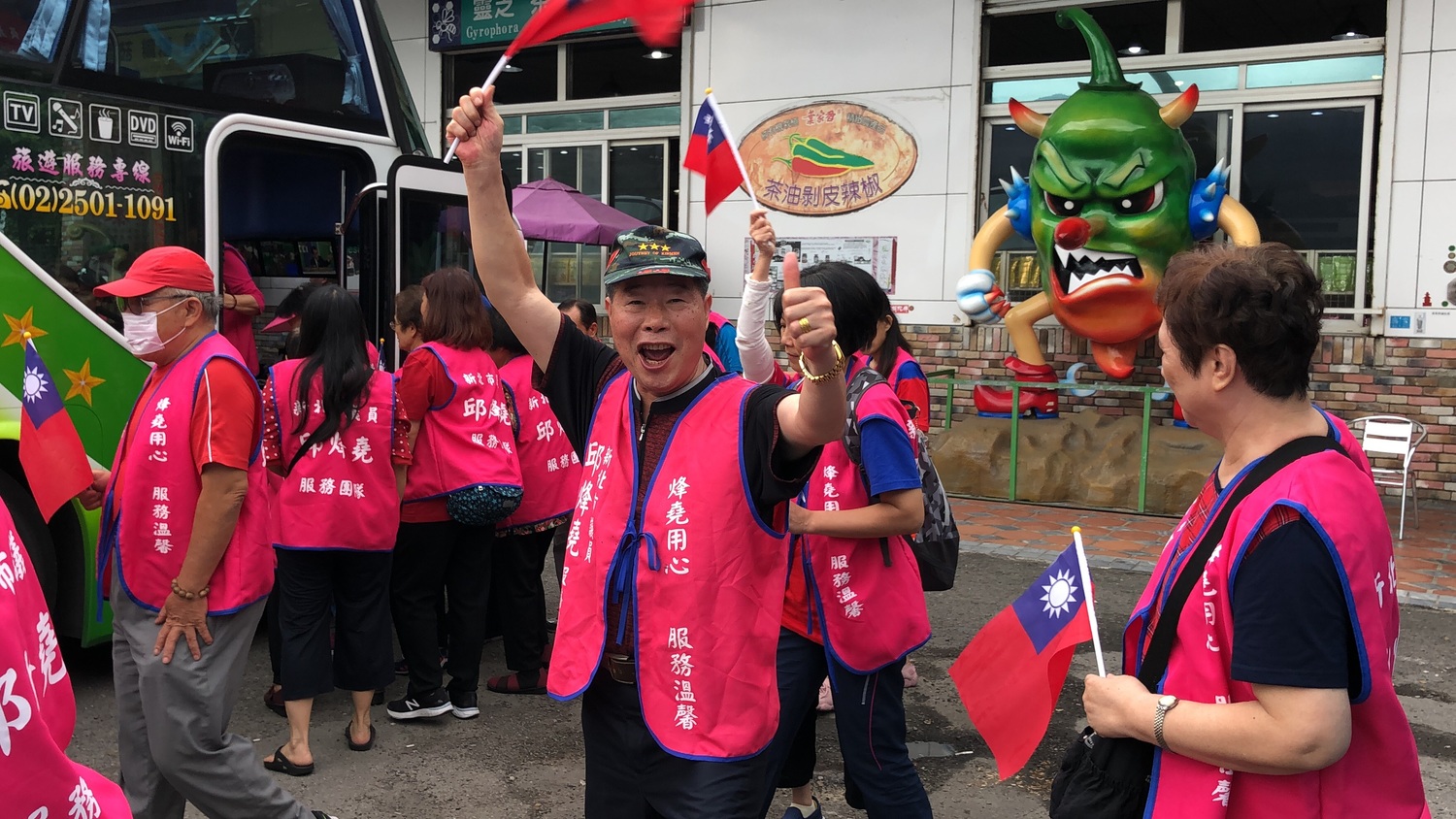 挺韓中和後援會8日的花蓮勝選專車,除了雙北市民,也有來自桃園及彰化的民眾報名,還有人太慢報名而沒能上車。 圖:邱烽堯服務處/提供 挺韓中和後援會8日的花蓮勝選專車,除了雙北市民,也有來自桃園及彰化的民眾報名,還有人太慢報名而沒能上車。 圖:邱烽堯服務處/提供