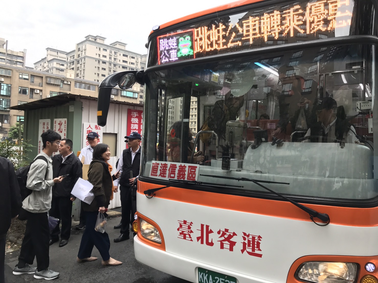 新北市交通局與台北客運等公車業者合作推出跳蛙公車專屬月票,自 6月20日起,預購跳蛙公車月票可享67折優惠。 圖:新北市交通局/提供 新北市交通局與台北客運等公車業者合作推出跳蛙公車專屬月票,自 6月20日起,預購跳蛙公車月票可享67折優惠。 圖:新北市交通局/提供