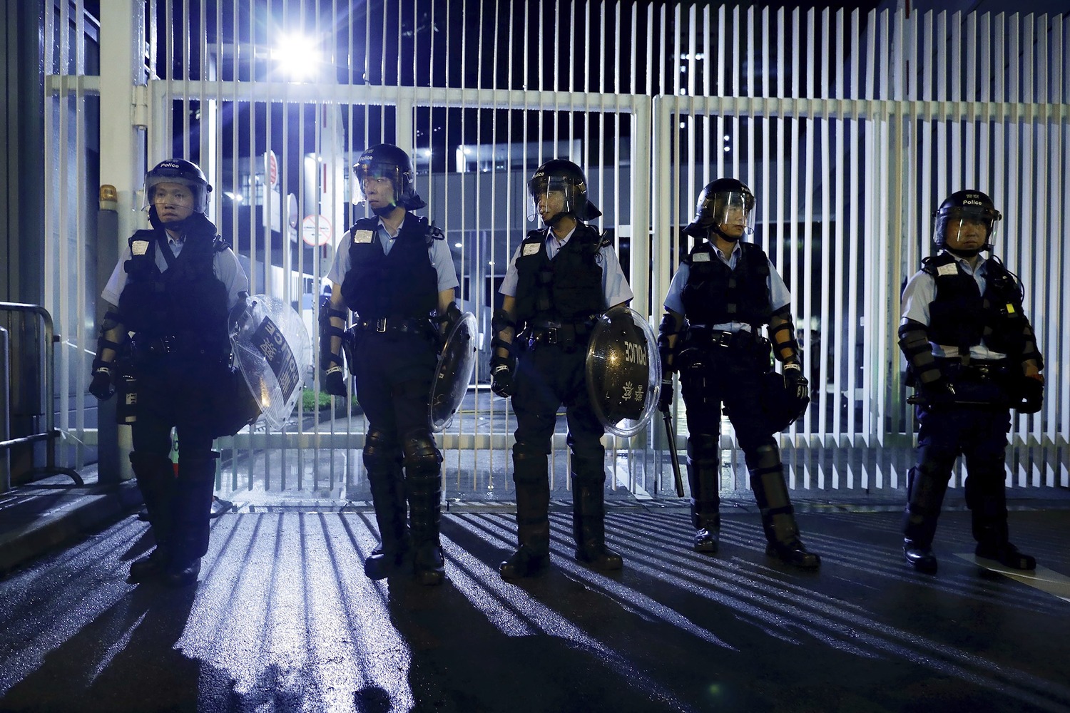 12日凌晨,港警手持警棍及盾牌,慎防抗議民眾闖入。圖:達志影像/美聯社12日上午,抗議群眾癱瘓交通要道。圖:達志影像/美聯社 12日清晨,群眾在街頭湧現,並預計進行「三罷」行動。圖:達志影像/美聯社12日上午八時許,示威者成功佔領夏慤道。圖:達志影像/美聯社12日上午,抗議群眾癱瘓交通要道。圖:達志影像/美聯社 12日清晨,群眾在街頭湧現,並預計進行「三罷」行動。圖:達志影像/美聯社12日上午八時許,示威者成功佔領夏慤道。圖:達志影像/美聯社12日清晨,群眾在街頭湧現,並預計進行「三罷」行動。圖:達志影像/美聯社12日上午八時許,示威者成功佔領夏慤道。圖:達志影像/美聯社12日上午八時許,示威者成功佔領夏慤道。圖:達志影像/美聯社 12日凌晨,港警手持警棍及盾牌,慎防抗議民眾闖入。圖:達志影像/美聯社12日上午,抗議群眾癱瘓交通要道。圖:達志影像/美聯社 12日清晨,群眾在街頭湧現,並預計進行「三罷」行動。圖:達志影像/美聯社12日上午八時許,示威者成功佔領夏慤道。圖:達志影像/美聯社12日上午,抗議群眾癱瘓交通要道。圖:達志影像/美聯社 12日清晨,群眾在街頭湧現,並預計進行「三罷」行動。圖:達志影像/美聯社12日上午八時許,示威者成功佔領夏慤道。圖:達志影像/美聯社12日清晨,群眾在街頭湧現,並預計進行「三罷」行動。圖:達志影像/美聯社12日上午八時許,示威者成功佔領夏慤道。圖:達志影像/美聯社12日上午八時許,示威者成功佔領夏慤道。圖:達志影像/美聯社