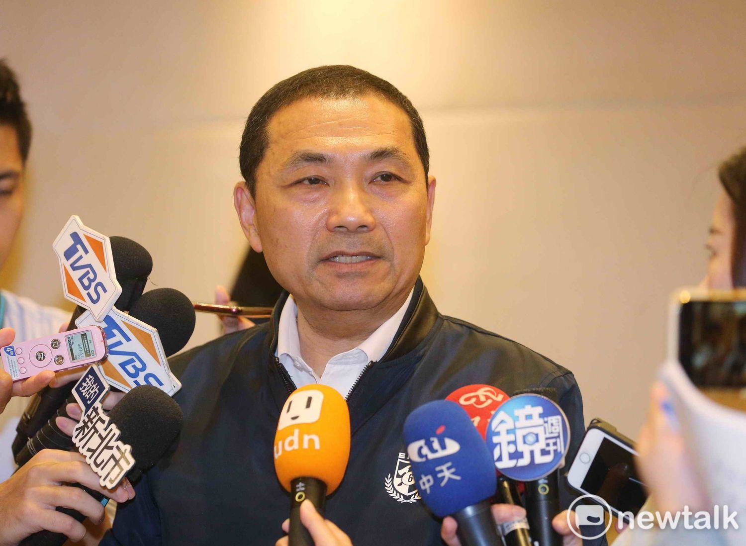 侯友宜今天在市政會議後,接受媒體訪問,說明淡水分局長陳良德犯四大錯誤,「哪個人做不好,該負責就要負責」。 圖:王峻昌/攝 侯友宜今天在市政會議後,接受媒體訪問,說明淡水分局長陳良德犯四大錯誤,「哪個人做不好,該負責就要負責」。 圖:王峻昌/攝