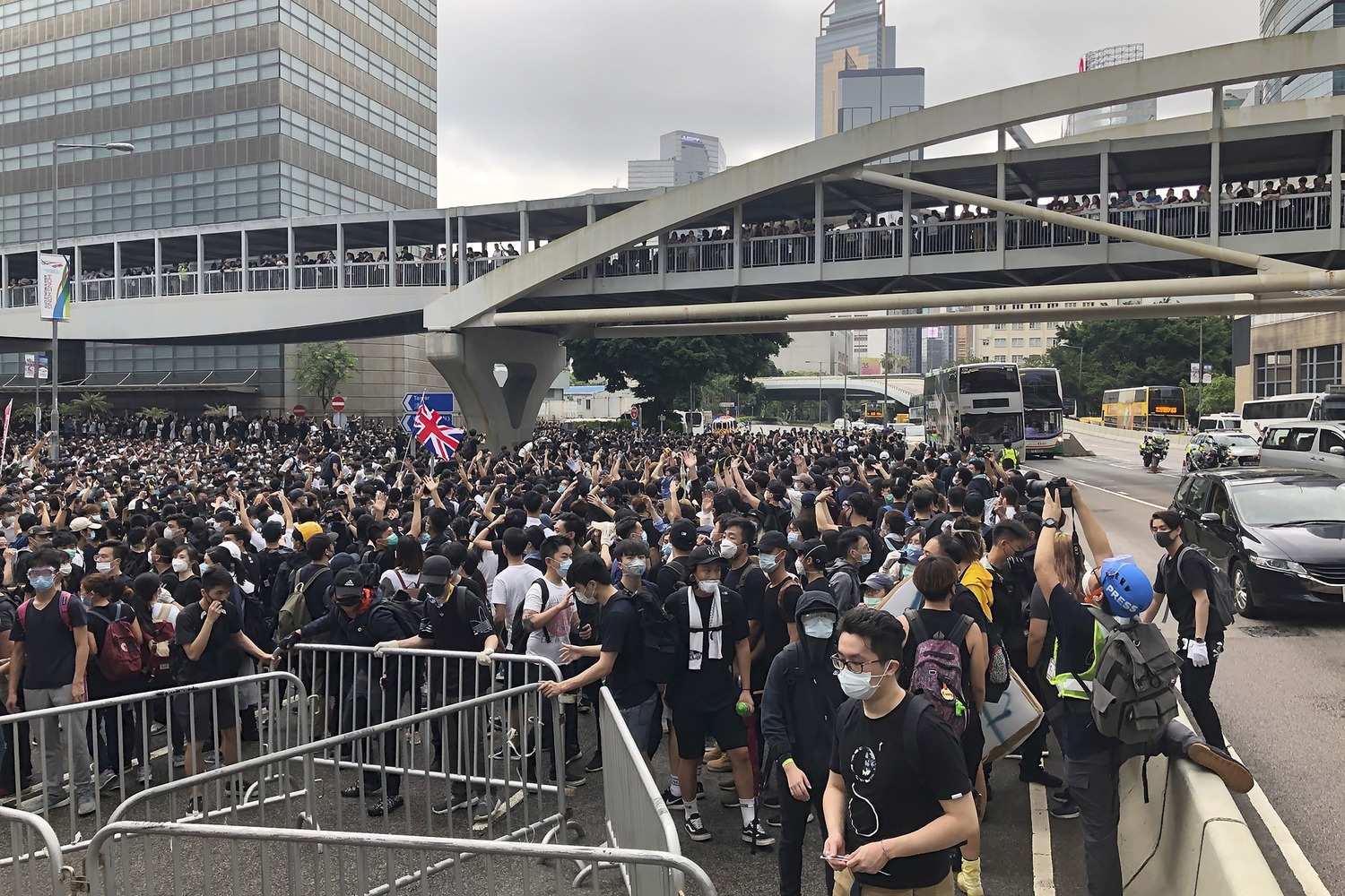 百萬港人反送中怒吼拿下首勝!香港立法會原訂今(12)日上午11時起,進行《逃犯條例》二讀程序,但因受到數以萬計的大學生和市民上街,包圍立法會和政府總部的影響,立法會剛剛發出通知,正式宣布會議將延後召開,時間另行通知。 圖:達志影像/美聯社 百萬港人反送中怒吼拿下首勝!香港立法會原訂今(12)日上午11時起,進行《逃犯條例》二讀程序,但因受到數以萬計的大學生和市民上街,包圍立法會和政府總部的影響,立法會剛剛發出通知,正式宣布會議將延後召開,時間另行通知。 圖:達志影像/美聯社