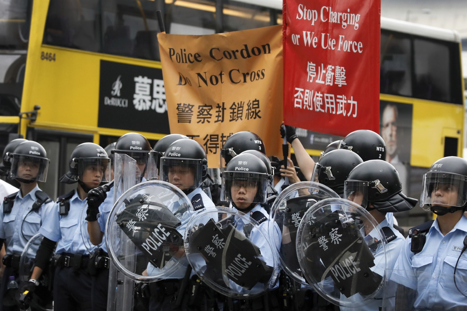 港警嚴加警戒,並高舉「停止衝擊,否則使用武力」布條。圖:達志影像/美聯社12日凌晨,港警以武裝完畢,與手無寸鐵的民眾形成反差。圖:達志影像/路透社11日晚間十一時許,港警聚集在立法會外,阻擋抗議民眾。12日凌晨,多名學生在立法會外,關注守夜行動。圖:達志影像/路透社12日凌晨,港警手持警棍及盾牌,慎防抗議民眾闖入。圖:達志影像/美聯社12日上午,抗議群眾癱瘓交通要道。圖:達志影像/美聯社 12日清晨,群眾在街頭湧現,並預計進行「三罷」行動。圖:達志影像/美聯社12日上午八時許,示威者成功佔領夏慤道。圖:達志影像/美聯社12日凌晨,港警以武裝完畢,與手無寸鐵的民眾形成反差。圖:達志影像/路透社11日晚間十一時許,港警聚集在立法會外,阻擋抗議民眾。12日凌晨,多名學生在立法會外,關注守夜行動。圖:達志影像/路透社12日凌晨,港警手持警棍及盾牌,慎防抗議民眾闖入。圖:達志影像/美聯社12日上午,抗議群眾癱瘓交通要道。圖:達志影像/美聯社 12日清晨,群眾在街頭湧現,並預計進行「三罷」行動。圖:達志影像/美聯社12日上午八時許,示威者成功佔領夏慤道。圖:達志影像/美聯社11日晚間十一時許,港警聚集在立法會外,阻擋抗議民眾。12日凌晨,多名學生在立法會外,關注守夜行動。圖:達志影像/路透社12日凌晨,港警手持警棍及盾牌,慎防抗議民眾闖入。圖:達志影像/美聯社12日上午,抗議群眾癱瘓交通要道。圖:達志影像/美聯社 12日清晨,群眾在街頭湧現,並預計進行「三罷」行動。圖:達志影像/美聯社12日上午八時許,示威者成功佔領夏慤道。圖:達志影像/美聯社12日凌晨,多名學生在立法會外,關注守夜行動。圖:達志影像/路透社12日凌晨,港警手持警棍及盾牌,慎防抗議民眾闖入。圖:達志影像/美聯社12日上午,抗議群眾癱瘓交通要道。圖:達志影像/美聯社 12日清晨,群眾在街頭湧現,並預計進行「三罷」行動。圖:達志影像/美聯社12日上午八時許,示威者成功佔領夏慤道。圖:達志影像/美聯社12日凌晨,多名學生在立法會外,關注守夜行動。圖:達志影像/路透社12日凌晨,港警手持警棍及盾牌,慎防抗議民眾闖入。圖:達志影像/美聯社12日上午,抗議群眾癱瘓交通要道。圖:達志影像/美聯社 12日清晨,群眾在街頭湧現,並預計進行「三罷」行動。圖:達志影像/美聯社12日上午八時許,示威者成功佔領夏慤道。圖:達志影像/美聯社12日凌晨,港警手持警棍及盾牌,慎防抗議民眾闖入。圖:達志影像/美聯社12日上午,抗議群眾癱瘓交通要道。圖:達志影像/美聯社 12日清晨,群眾在街頭湧現,並預計進行「三罷」行動。圖:達志影像/美聯社12日上午八時許,示威者成功佔領夏慤道。圖:達志影像/美聯社12日上午,抗議群眾癱瘓交通要道。圖:達志影像/美聯社 12日清晨,群眾在街頭湧現,並預計進行「三罷」行動。圖:達志影像/美聯社12日上午八時許,示威者成功佔領夏慤道。圖:達志影像/美聯社12日清晨,群眾在街頭湧現,並預計進行「三罷」行動。圖:達志影像/美聯社12日上午八時許,示威者成功佔領夏慤道。圖:達志影像/美聯社12日上午八時許,示威者成功佔領夏慤道。圖:達志影像/美聯社 港警嚴加警戒,並高舉「停止衝擊,否則使用武力」布條。圖:達志影像/美聯社12日凌晨,港警以武裝完畢,與手無寸鐵的民眾形成反差。圖:達志影像/路透社11日晚間十一時許,港警聚集在立法會外,阻擋抗議民眾。12日凌晨,多名學生在立法會外,關注守夜行動。圖:達志影像/路透社12日凌晨,港警手持警棍及盾牌,慎防抗議民眾闖入。圖:達志影像/美聯社12日上午,抗議群眾癱瘓交通要道。圖:達志影像/美聯社 12日清晨,群眾在街頭湧現,並預計進行「三罷」行動。圖:達志影像/美聯社12日上午八時許,示威者成功佔領夏慤道。圖:達志影像/美聯社12日凌晨,港警以武裝完畢,與手無寸鐵的民眾形成反差。圖:達志影像/路透社11日晚間十一時許,港警聚集在立法會外,阻擋抗議民眾。12日凌晨,多名學生在立法會外,關注守夜行動。圖:達志影像/路透社12日凌晨,港警手持警棍及盾牌,慎防抗議民眾闖入。圖:達志影像/美聯社12日上午,抗議群眾癱瘓交通要道。圖:達志影像/美聯社 12日清晨,群眾在街頭湧現,並預計進行「三罷」行動。圖:達志影像/美聯社12日上午八時許,示威者成功佔領夏慤道。圖:達志影像/美聯社11日晚間十一時許,港警聚集在立法會外,阻擋抗議民眾。12日凌晨,多名學生在立法會外,關注守夜行動。圖:達志影像/路透社12日凌晨,港警手持警棍及盾牌,慎防抗議民眾闖入。圖:達志影像/美聯社12日上午,抗議群眾癱瘓交通要道。圖:達志影像/美聯社 12日清晨,群眾在街頭湧現,並預計進行「三罷」行動。圖:達志影像/美聯社12日上午八時許,示威者成功佔領夏慤道。圖:達志影像/美聯社12日凌晨,多名學生在立法會外,關注守夜行動。圖:達志影像/路透社12日凌晨,港警手持警棍及盾牌,慎防抗議民眾闖入。圖:達志影像/美聯社12日上午,抗議群眾癱瘓交通要道。圖:達志影像/美聯社 12日清晨,群眾在街頭湧現,並預計進行「三罷」行動。圖:達志影像/美聯社12日上午八時許,示威者成功佔領夏慤道。圖:達志影像/美聯社12日凌晨,多名學生在立法會外,關注守夜行動。圖:達志影像/路透社12日凌晨,港警手持警棍及盾牌,慎防抗議民眾闖入。圖:達志影像/美聯社12日上午,抗議群眾癱瘓交通要道。圖:達志影像/美聯社 12日清晨,群眾在街頭湧現,並預計進行「三罷」行動。圖:達志影像/美聯社12日上午八時許,示威者成功佔領夏慤道。圖:達志影像/美聯社12日凌晨,港警手持警棍及盾牌,慎防抗議民眾闖入。圖:達志影像/美聯社12日上午,抗議群眾癱瘓交通要道。圖:達志影像/美聯社 12日清晨,群眾在街頭湧現,並預計進行「三罷」行動。圖:達志影像/美聯社12日上午八時許,示威者成功佔領夏慤道。圖:達志影像/美聯社12日上午,抗議群眾癱瘓交通要道。圖:達志影像/美聯社 12日清晨,群眾在街頭湧現,並預計進行「三罷」行動。圖:達志影像/美聯社12日上午八時許,示威者成功佔領夏慤道。圖:達志影像/美聯社12日清晨,群眾在街頭湧現,並預計進行「三罷」行動。圖:達志影像/美聯社12日上午八時許,示威者成功佔領夏慤道。圖:達志影像/美聯社12日上午八時許,示威者成功佔領夏慤道。圖:達志影像/美聯社