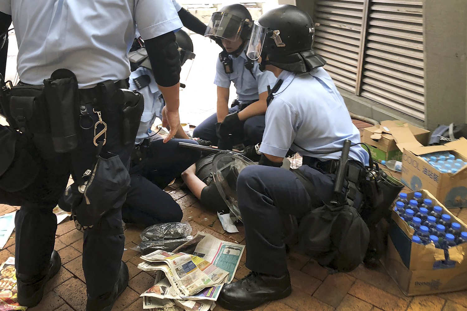 港警將民眾壓制在地。 圖:達志影像/美聯社 港警將民眾壓制在地。 圖:達志影像/美聯社