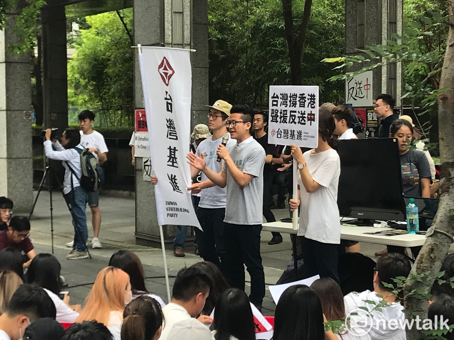 基進黨台北黨部執行委員詹順翔呼籲台灣人要清醒。 圖:周煊惠 /攝 基進黨台北黨部執行委員詹順翔呼籲台灣人要清醒。 圖:周煊惠 /攝