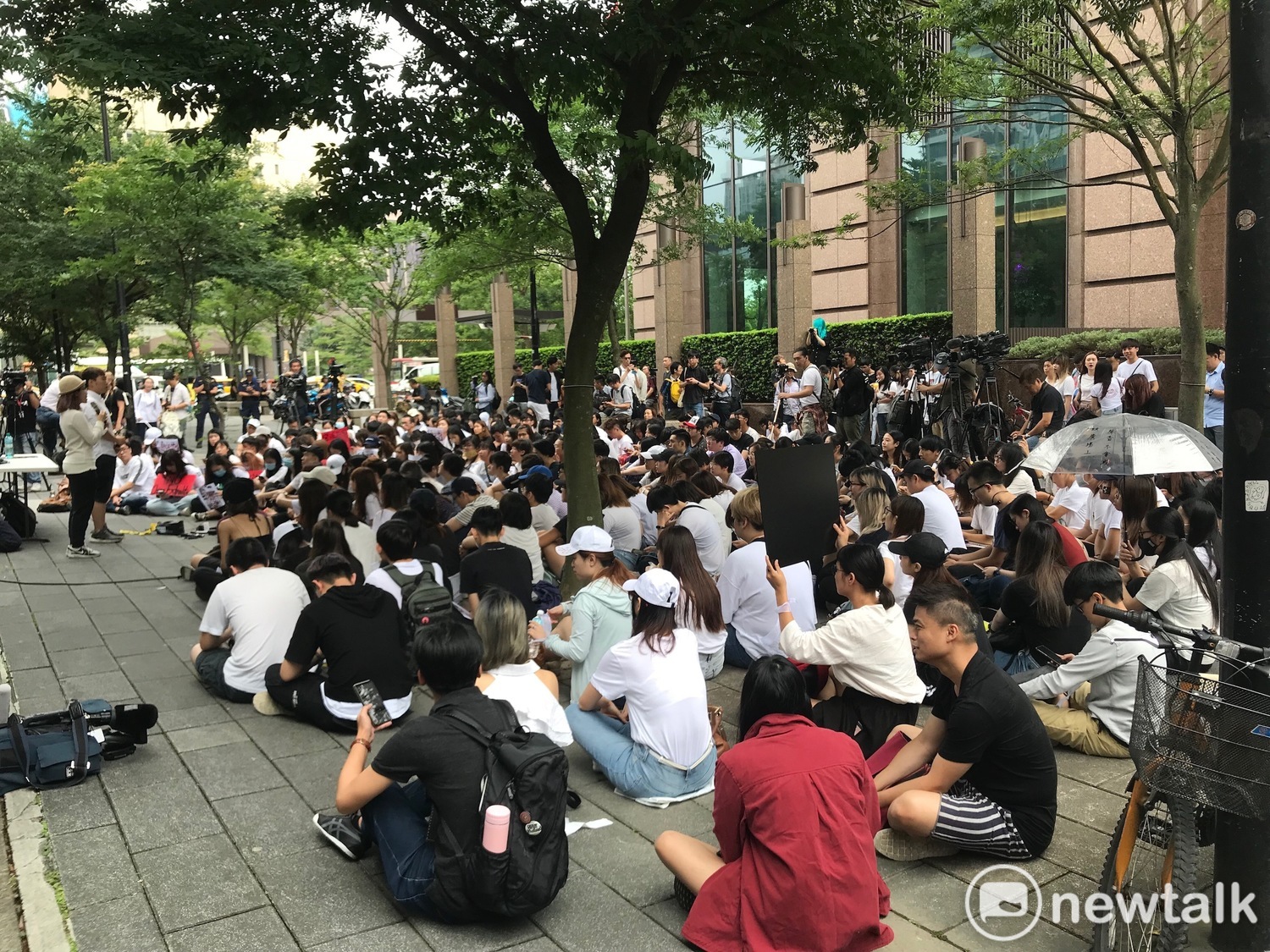 現場有數百名反送中青年參與。 圖:周煊惠 /攝 現場有數百名反送中青年參與。 圖:周煊惠 /攝
