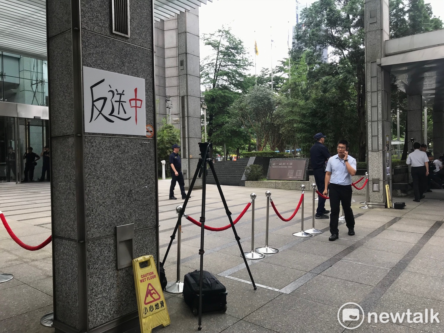 台北的香港經貿辦事處樓下被張貼標語「反送中」。 圖:周煊惠 /攝 台北的香港經貿辦事處樓下被張貼標語「反送中」。 圖:周煊惠 /攝