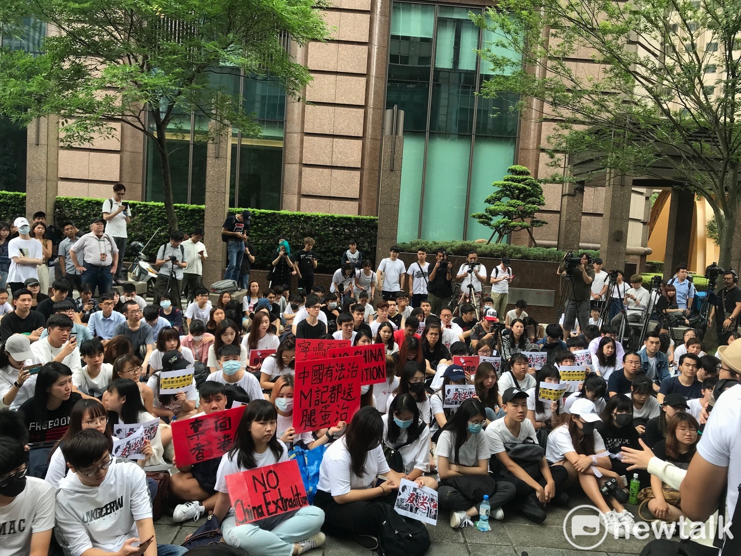 現場聚集數百名反送中青年。 圖:周煊惠 /攝 現場聚集數百名反送中青年。 圖:周煊惠 /攝