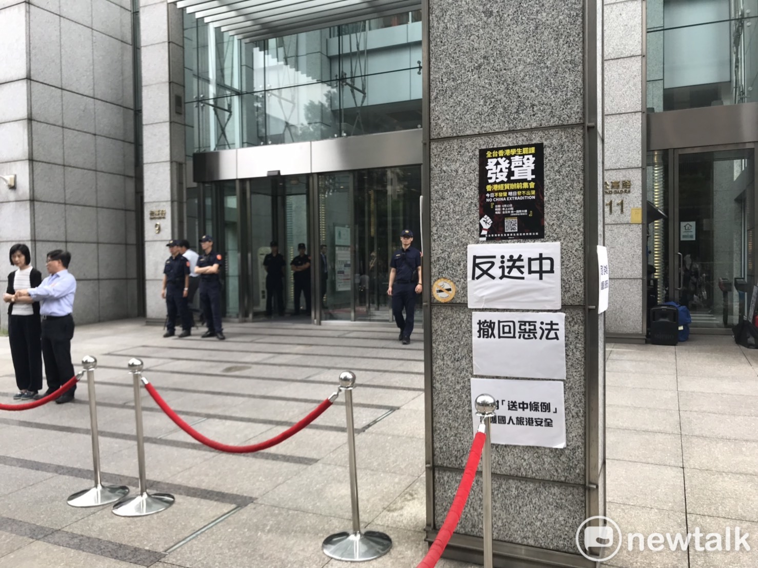 台北的香港經貿辦事處樓下被張貼標語「反送中」。 圖:周煊惠 /攝 台北的香港經貿辦事處樓下被張貼標語「反送中」。 圖:周煊惠 /攝