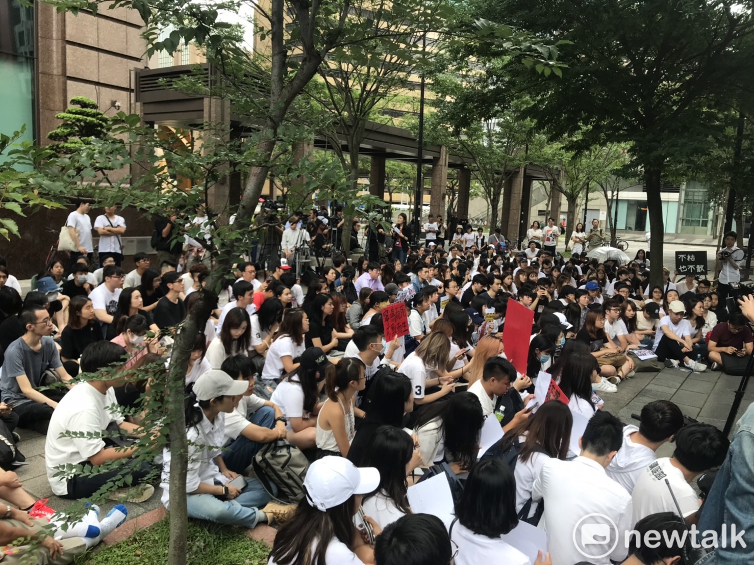 數百名在台港人、台灣青年到台北的香港經貿辦事處靜坐,聲援香港反送中。 圖:周煊惠 /攝 數百名在台港人、台灣青年到台北的香港經貿辦事處靜坐,聲援香港反送中。 圖:周煊惠 /攝