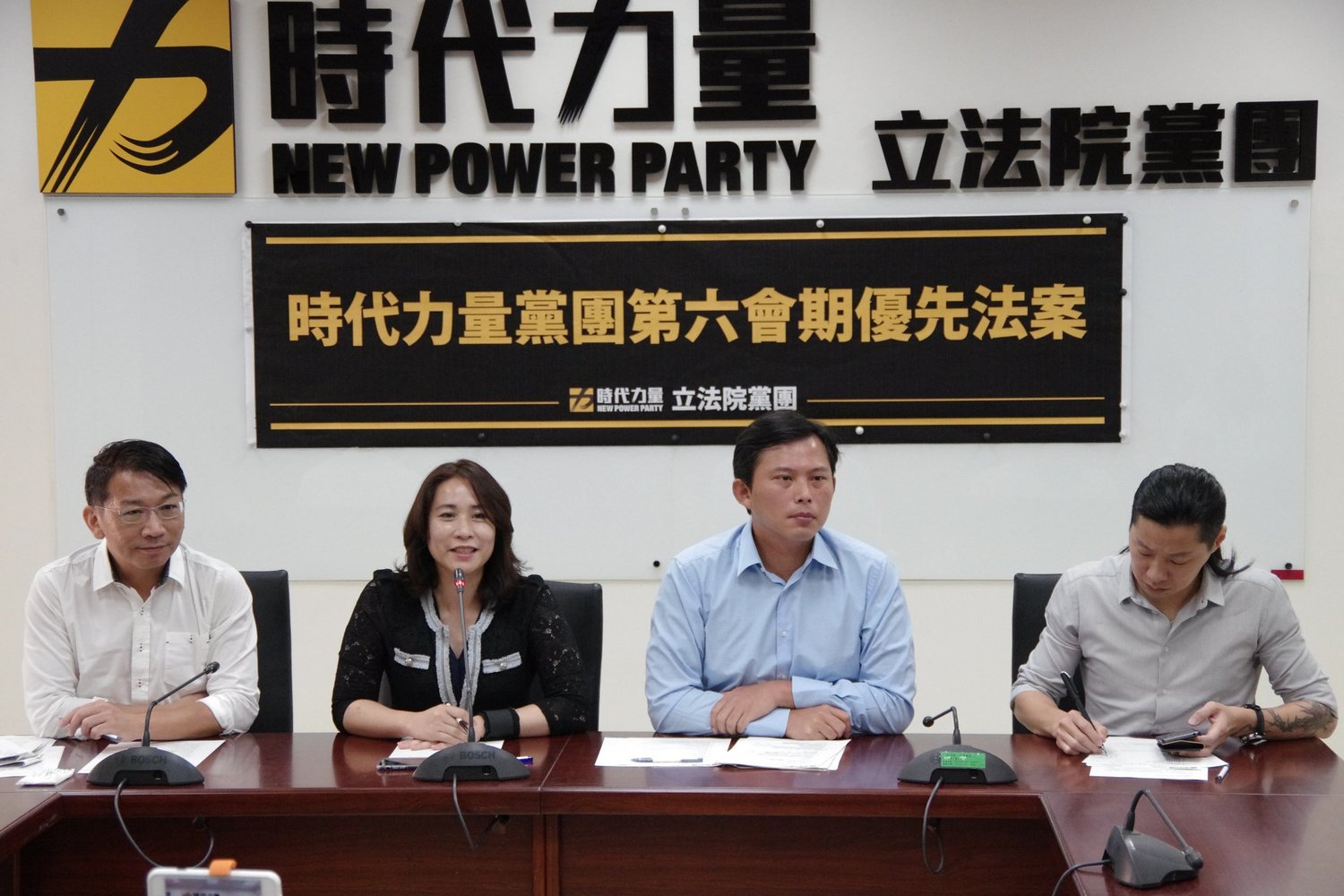 近期公開場合中,越來越難見五名立委合體。 圖:時代力量臉書 近期公開場合中,越來越難見五名立委合體。 圖:時代力量臉書
