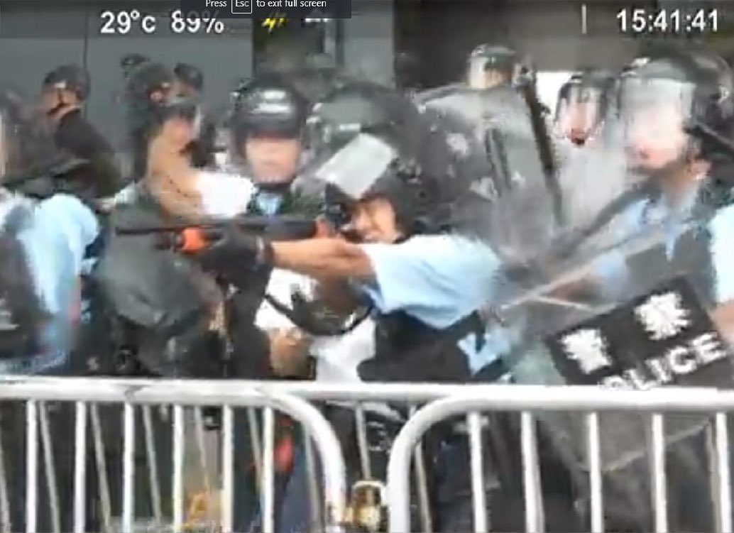 港警向示威者發射布袋彈。 圖:翻攝自范國威 Gary Fan臉書 港警向示威者發射布袋彈。 圖:翻攝自范國威 Gary Fan臉書