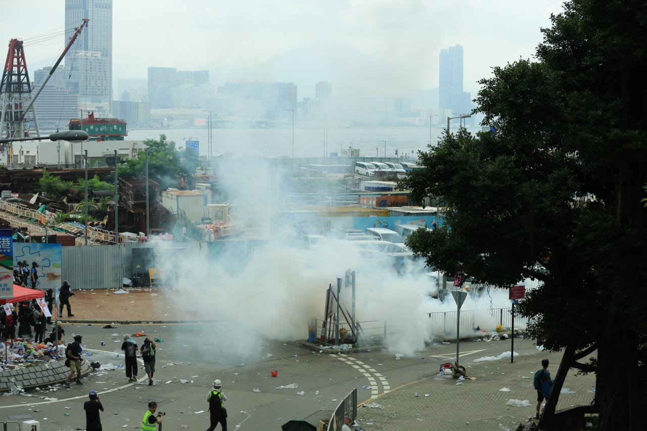 港警使用催淚彈、煙霧彈驅散「反送中」群眾。 圖:翻攝香港民族陣綫臉書 港警使用催淚彈、煙霧彈驅散「反送中」群眾。 圖:翻攝香港民族陣綫臉書