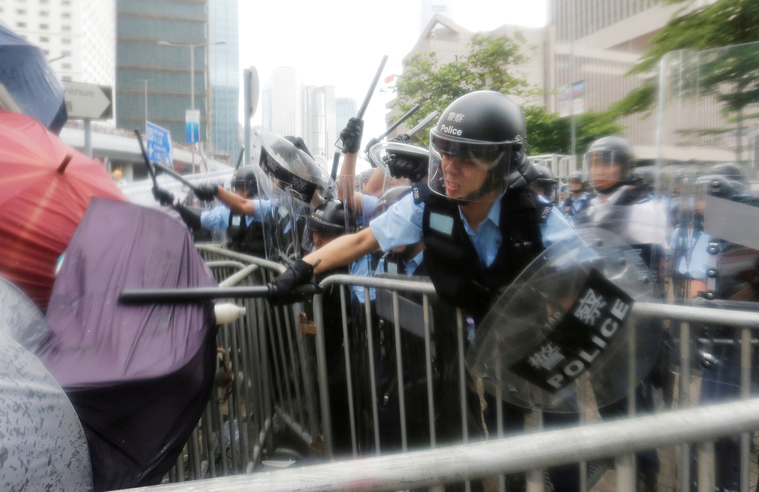 反送中造成嚴重警民衝突,警方手持警棍狠打民眾。 圖:達志影像/路透社 反送中造成嚴重警民衝突,警方手持警棍狠打民眾。 圖:達志影像/路透社