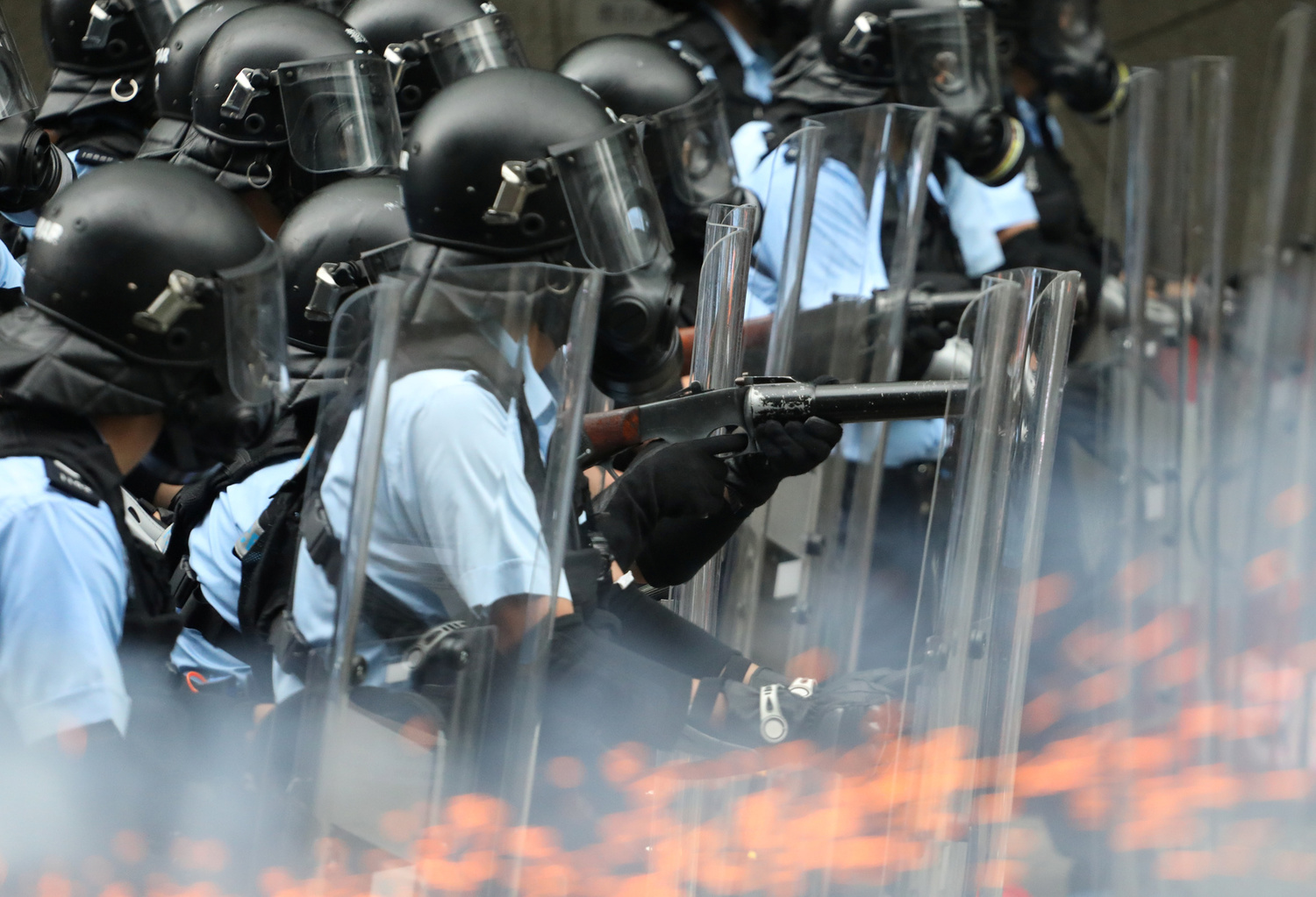反送中造成嚴重警民衝突,警方手持槍械,情勢緊張。 圖:達志影像/路透社 反送中造成嚴重警民衝突,警方手持槍械,情勢緊張。 圖:達志影像/路透社