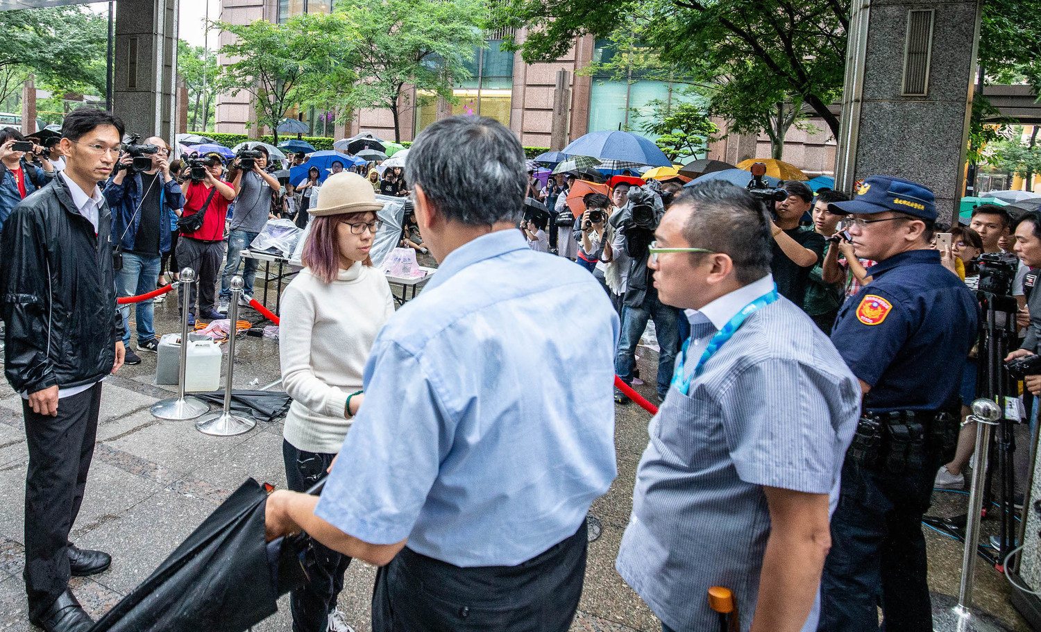 台北市長柯文哲到場後,遭台灣永社副秘書長洪崇晏看見後,衝上去嗆聲「這就是你要的一國兩制嗎?」「不是不要理他們就好了?」 圖:民眾 / 提供 台北市長柯文哲到場後,遭台灣永社副秘書長洪崇晏看見後,衝上去嗆聲「這就是你要的一國兩制嗎?」「不是不要理他們就好了?」 圖:民眾 / 提供