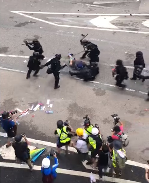 香港反送中抗議愈演愈烈,現場有一位民眾遭到10名以上的警方圍毆,警方在圍毆後立即驅趕前來的民眾 圖:翻攝Fortune Insight 香港反送中抗議愈演愈烈,現場有一位民眾遭到10名以上的警方圍毆,警方在圍毆後立即驅趕前來的民眾 圖:翻攝Fortune Insight