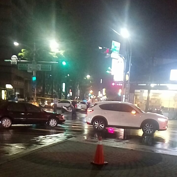 桃園市議會附近晚間驚傳槍擊。 圖:翻攝自桃園人桃園事臉書 桃園市議會附近晚間驚傳槍擊。 圖:翻攝自桃園人桃園事臉書