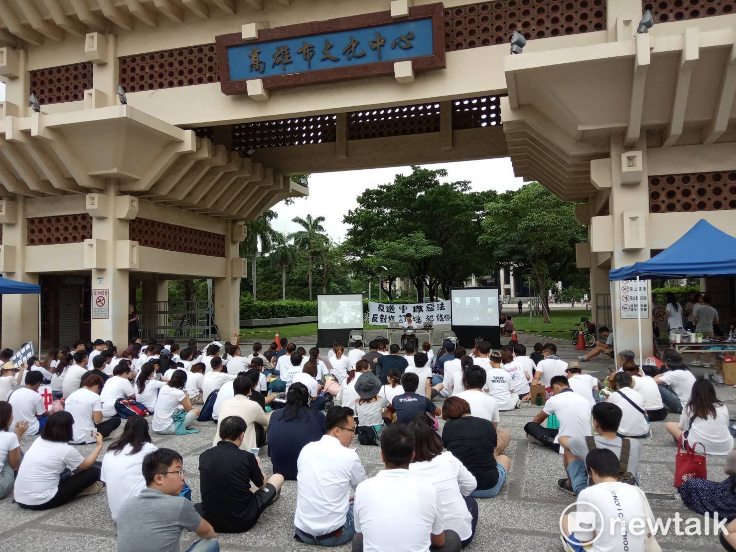 靜坐學生在傍晚時已突破百人。 圖:孫家銘/攝 靜坐學生在傍晚時已突破百人。 圖:孫家銘/攝