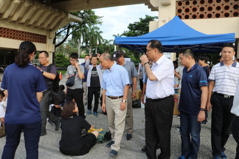 高雄市副市長葉匡時(中)傍晚五點多快閃探視學生。 圖:主辦單位/提供 高雄市副市長葉匡時(中)傍晚五點多快閃探視學生。 圖:主辦單位/提供