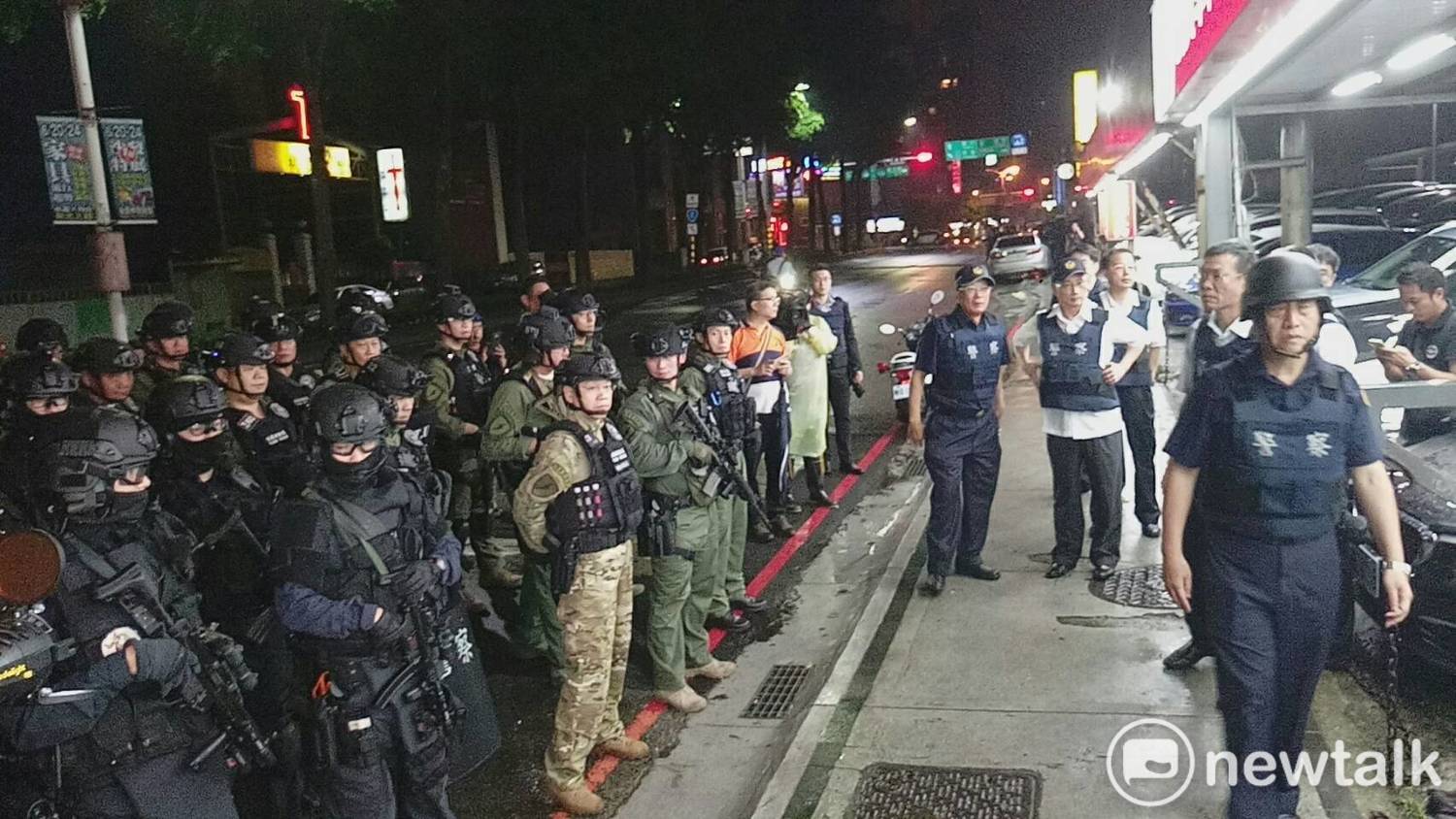 警政署長陳家欽親自坐陣,指揮上百位警力支援,經過5小時談判,9名人質全數獲釋,讓這場挾持事件安全落幕。 圖:林昀真/攝 警政署長陳家欽親自坐陣,指揮上百位警力支援,經過5小時談判,9名人質全數獲釋,讓這場挾持事件安全落幕。 圖:林昀真/攝