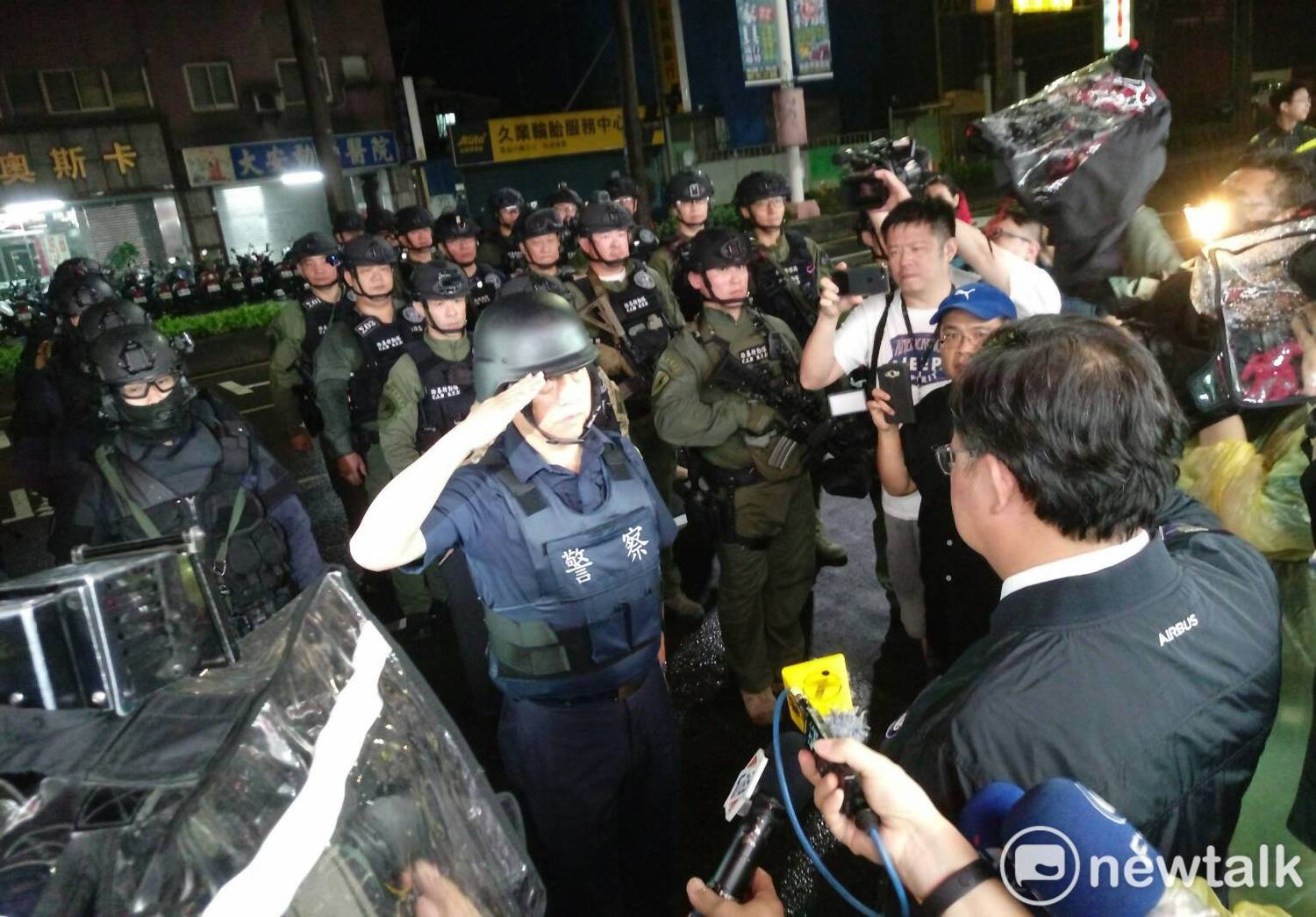 桃園市長鄭文燦至現場向所有辛苦的警力表達肯定及感謝之意。 圖:林昀真/攝 桃園市長鄭文燦至現場向所有辛苦的警力表達肯定及感謝之意。 圖:林昀真/攝